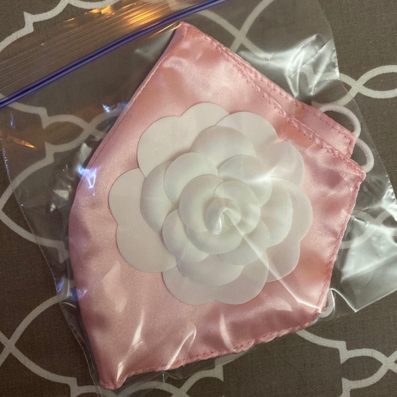 𝐶𝑎𝑚𝑒𝑙𝑙𝑖𝑎 𝐹𝑙𝑜𝑤𝑒𝑟 𝑀𝑎𝑠𝑘 - Picture 3 of 4